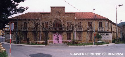 Cuartel, puerta principal.