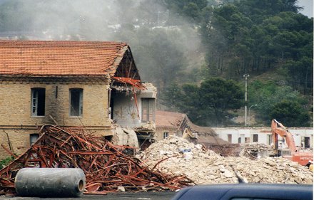 Derribando El Cuartel. Edificio sin madera, de estructura impecable y hecho para durar, con 11.600 m2 aprox. de superficie construda.