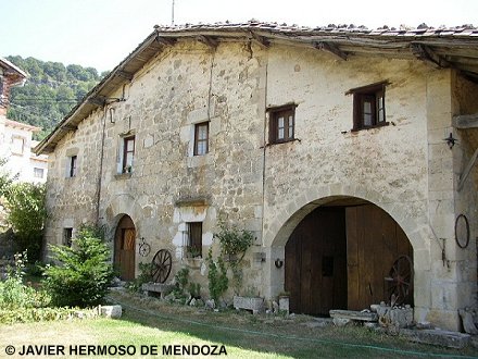 Aranarache, edificio tpico